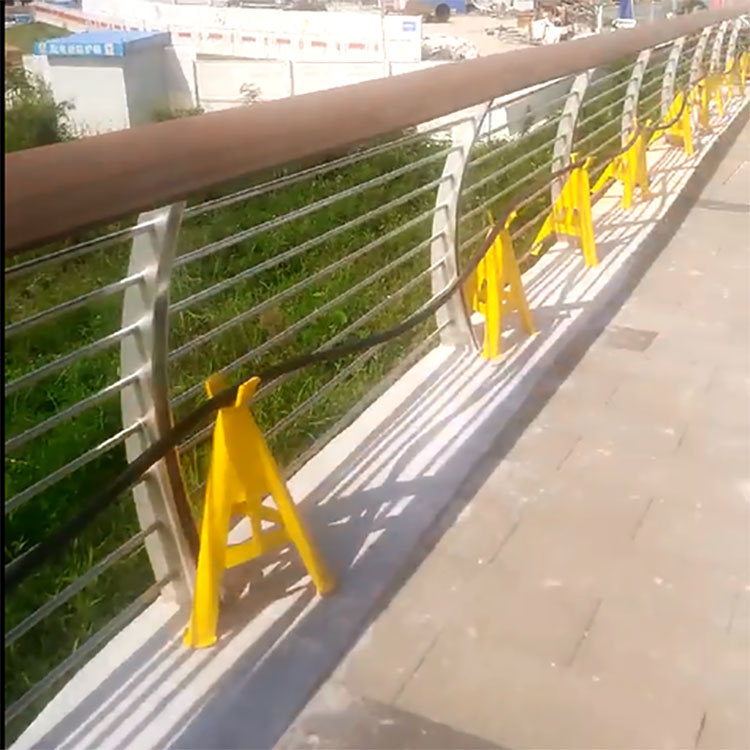 深圳河道防护栏安装在光明区狮山路已完工