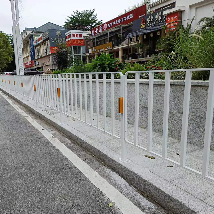 路边道路护栏在东莞南城安装完成