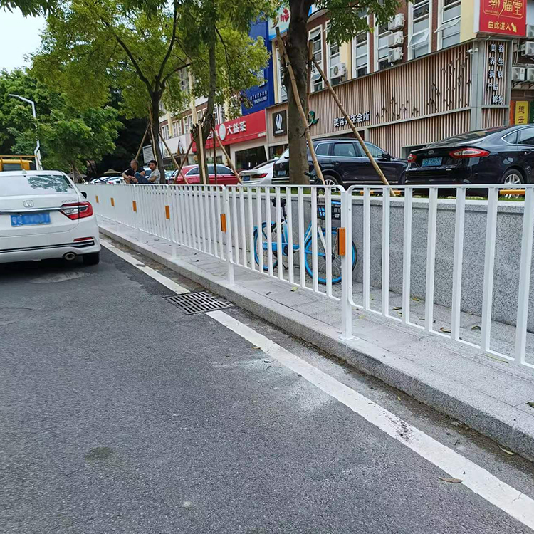 道路护栏在东莞南城安装完成