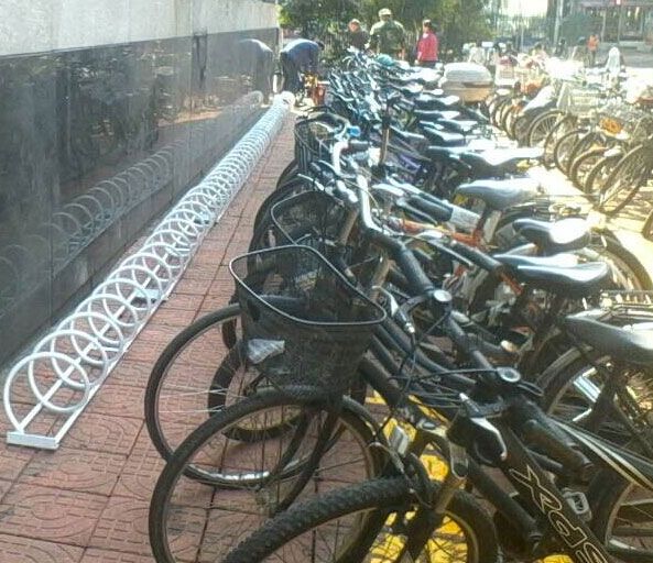 绿道通品牌自行车停车架在广州天河安装144套试点