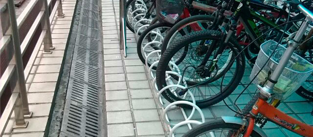 螺旋式自行车停车架安装万科生活广场