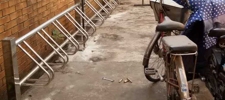 12月15日304不锈钢立式自行车停放架安装在广州黄埔