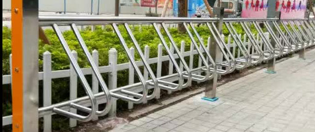 100米304不锈钢立式自行车停车架安装在深圳