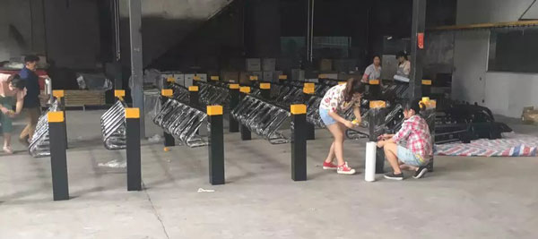碳素钢立式卡位式自行车停放架安装在广州花都太子步行街 