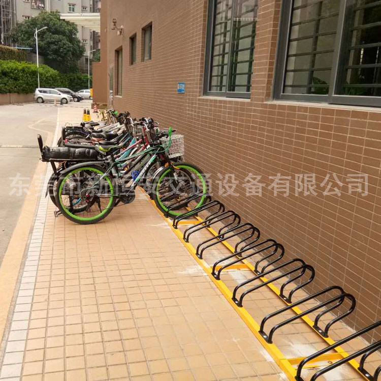 240套卡位式自行车停放架绿道通牌安装在东莞石龙沃尔玛