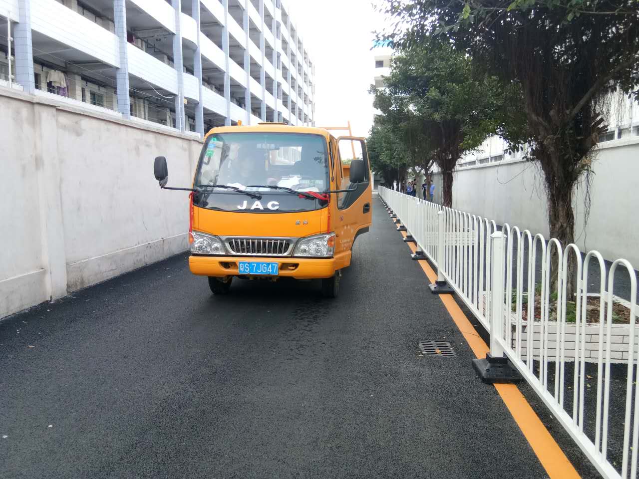 人行道隔离护栏深圳完美安装完工