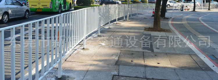 2016年11月28日人行道隔离护栏安装在东莞莞城区旗峰路与体育路450米完工
